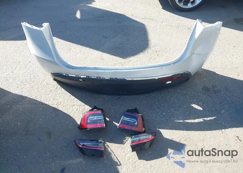 2023 Tesla Model Y Awd/Long Range Dual Motor All-Wheel Drive z USA, uszkodzony, nr VIN 7SAYGDEE6PF798030